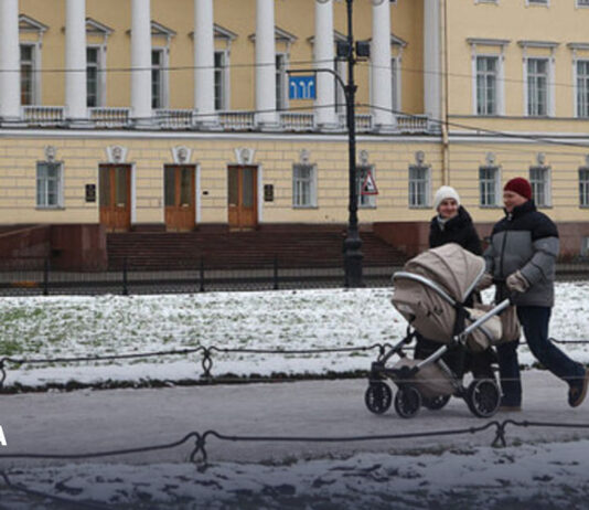 Путин поручил нарастить поддержку семей с детьми