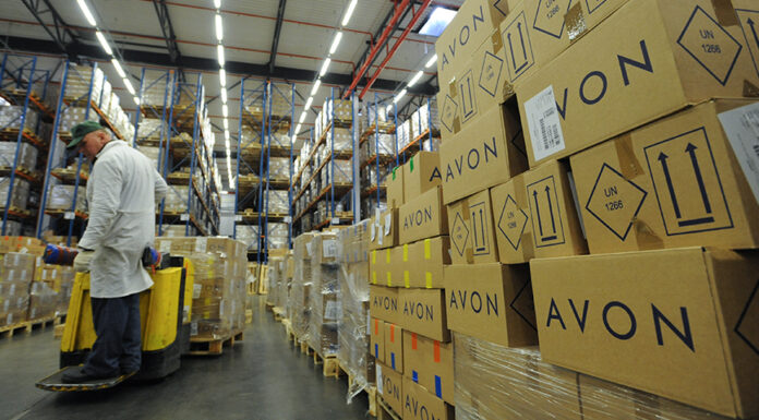 Группа «Арнест» выкупила российское подразделение Avon