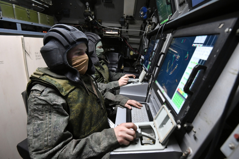 Военнослужащие на рабочих местах в машине боевого управления сил ПВО РФ в зоне СВО